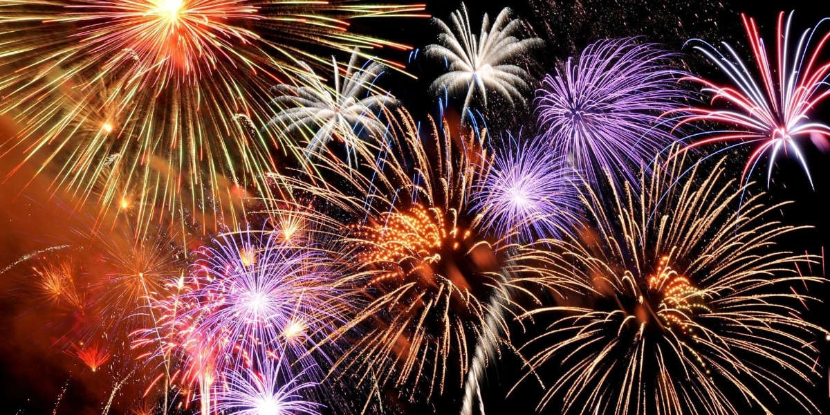 Mehrfarbiges Feuerwerk am Nachthimmel mit roten, violetten, weißen, orangefarbenen und gelben Farben