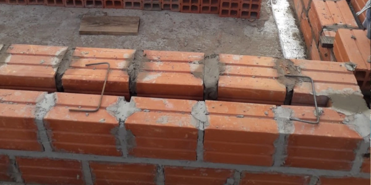 Querschnitt einer dreischichtigen Hauswand mit sichtbarer Luftschicht zwischen Innen- und Außenwand
