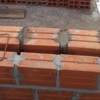 Querschnitt einer dreischichtigen Hauswand mit sichtbarer Luftschicht zwischen Innen- und Außenwand