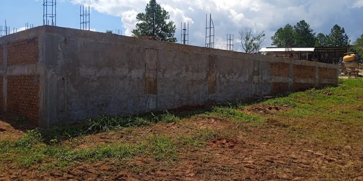 Equipo de nivelación en una obra en Paraguay con mira de medición al fondo