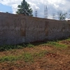 Nivelliergerät auf einer Baustelle in Paraguay mit Messlatte im Hintergrund